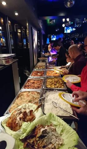 Foto van buffet bij verjaardagsfeest